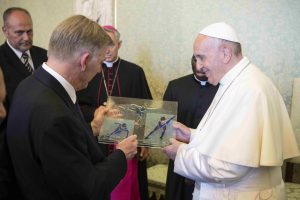 Relatiegeschenk van de International Skating Union aan Paus Franciscus in Rome